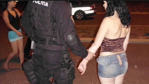 Şi-a vândut fiica de 16 ani unui proxenet! Suma este incredibilă
