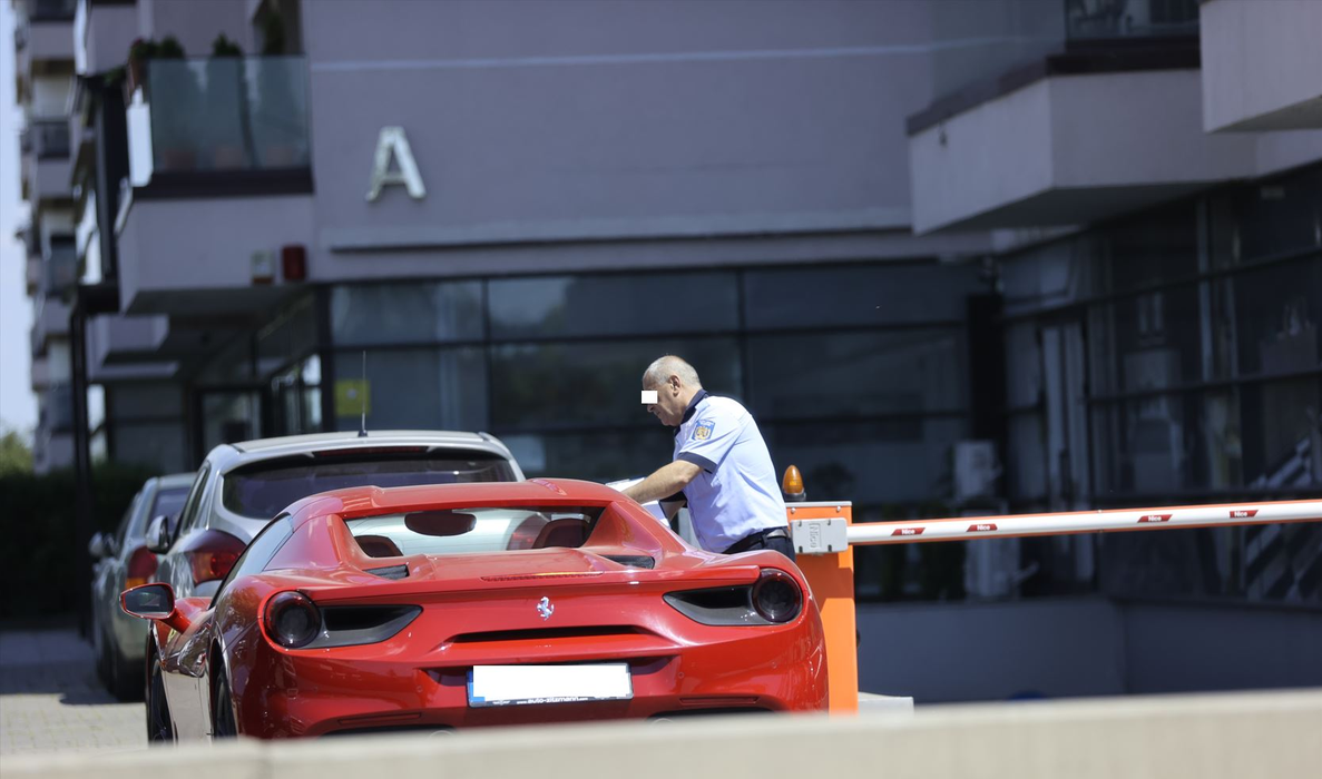 Procesul verbal este lipit pe Ferrari-ul lui Tzancă (Foto: CANCAN.RO)