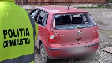 Un bărbat din Iași s-a răzbunat pe fosta iubită și i-a vandalizat mașina cu un ciocan și un cuțit. Femeia a privit îngrozită scenele și a sunat la 112