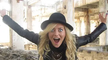 Delia are nevoie de ajutor! Cum e posibil sa nu dai jos de pe tine o pereche de pantaloni de 3 zile?!