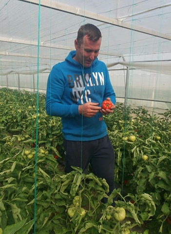 Simon Idita are 40 de ani şi face agricultură din tată-n fiu