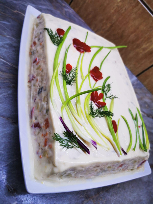 Salata de boeuf este nelipsită de sărbători/ Sursa foto: Facebook