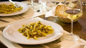 Nu e banc! Cât au ajuns să coste o porție de paste și un desert în București. Mega-aroganță de lux!