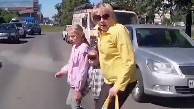 IMAGINI ŞOCANTE realizate cu camera de pe bordul unei maşini! Ce se întâmplă cu aceşti copii în doar câteva secunde