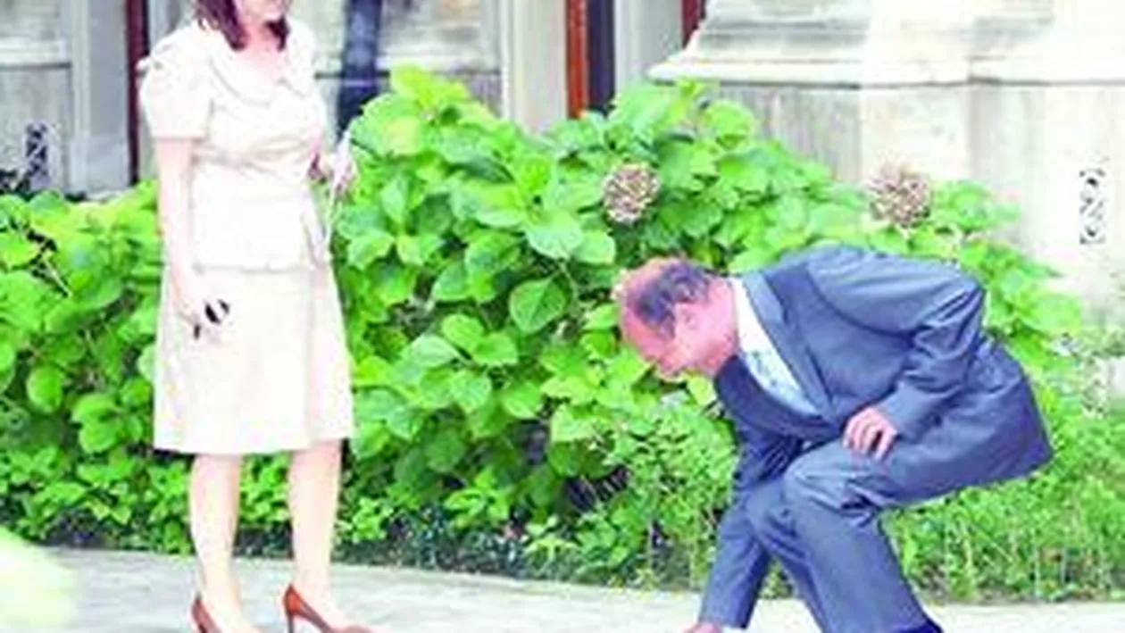 Traian Basescu a strans gunoiul cu baietii destepti