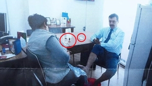 Directorul Primăriei Târgu Jiu, declarații incredibile, după ce a fost pozat în timp ce era spălat pe picioare la birou de femeia de serviciu
