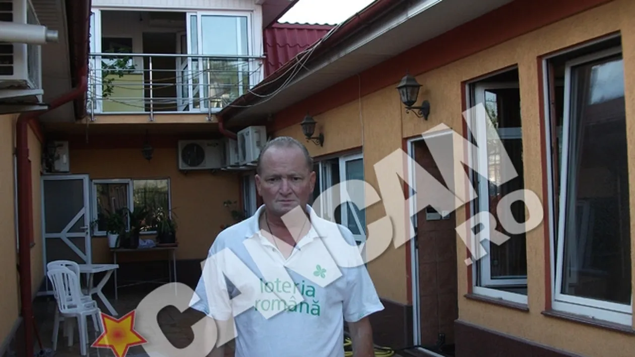 Varianta halucinanta a angajatului Loteriei Nationale, filmat facand striptease in fata institutiei: E o inscenare! Ma acuza ca l-am stropit pe soferul consilierului directorului general cu apa!