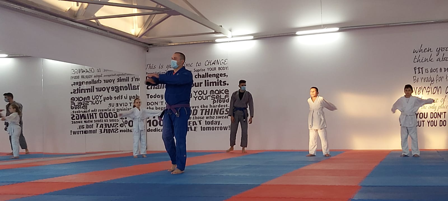 Cursurile predate de polițistul-sensei din Craiova sunt la mare căutare