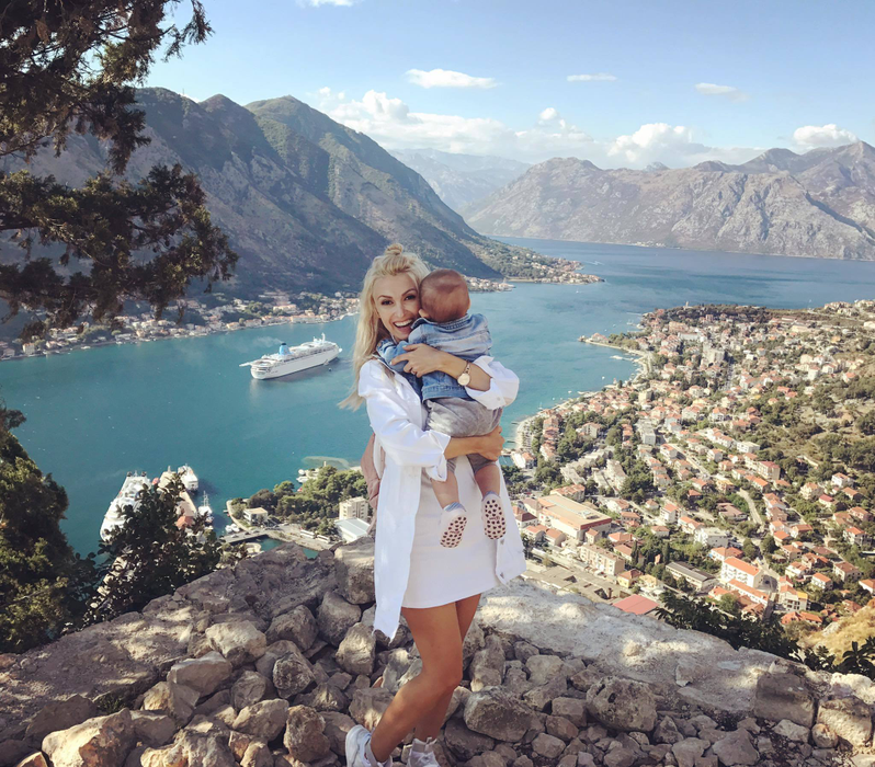 Andreea este fericită, fetiţa ei a împlinit un an