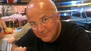 Axinte, condamnat la închisoare suspendare, într-un dosar în care a fost acuzat de șantaj. Va face muncă în folosul comunității. “Mătur și străzile, nu mi-e rușine”