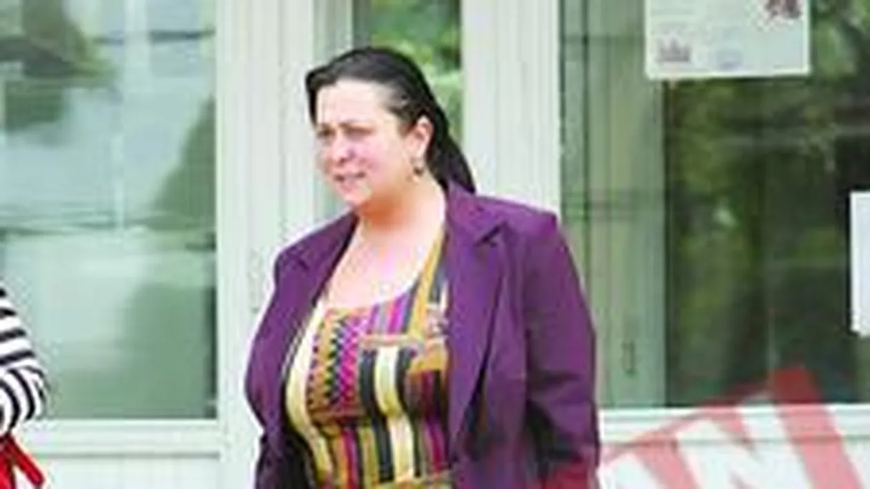 Monica Anghel trage cu pusca in mere