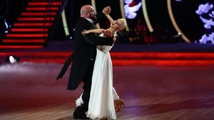 SANDU LUNGU şi RALUCA NETCA au surprins pe toată lumea! Cum şi cu cine au apărut la "Uite cine dansează"
