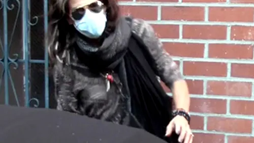 Steven Tyler adopta moda Michael Jackson! Afla de ce poarta masca de protectie in plina zi!