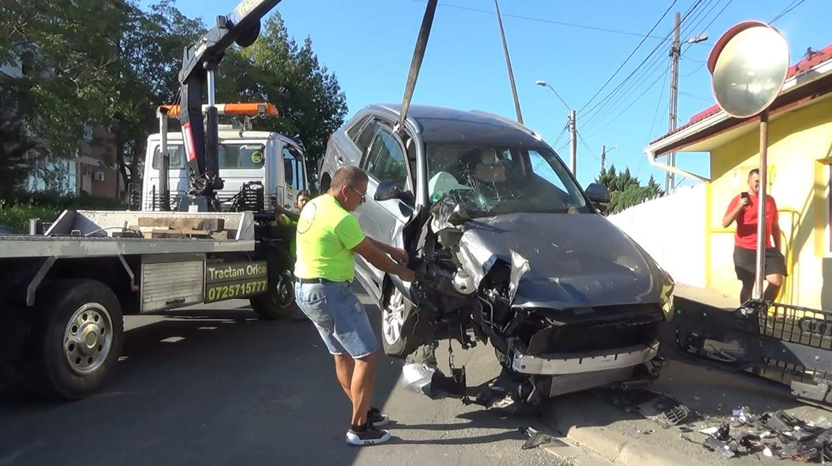 Bolid de 50.000 de euro, făcut praf după ce șoferul s-a ciocnit de o mașină și a rupt un stâlp în Reșița. Cât de mare era alcoolemie lui