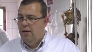 Se taie în carne vie la UMF Iaşi! Un celebru profesor lua mite fabuloase pentru nota 5 la examen
