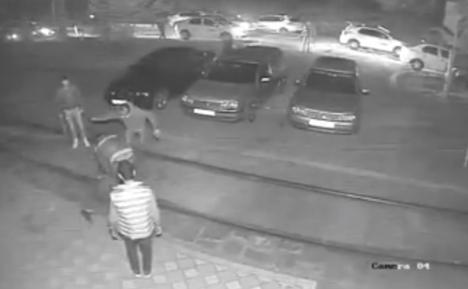 Primele declarații ale tânărului bătut de taximetriști: ”Au sărit toţi pe mine cu răngi, bâte, m-au pus la pământ”