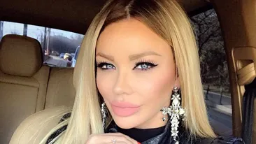 BIANCA DRĂGUŞANU şi-a scos fiica la plimbare! Uite cum s-au asortat cele două