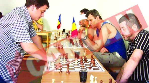 Maestru international, batut la sah de un detinut