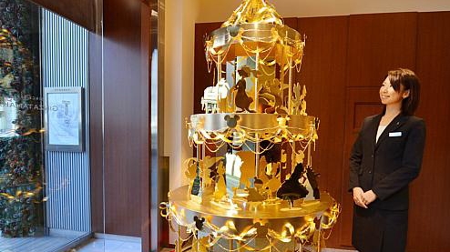 Cel mai scump pom de Crăciun din lume! Este complet din aur şi costă peste 4 milioane de dolari! Îţi imaginezi cu ce e decorat?