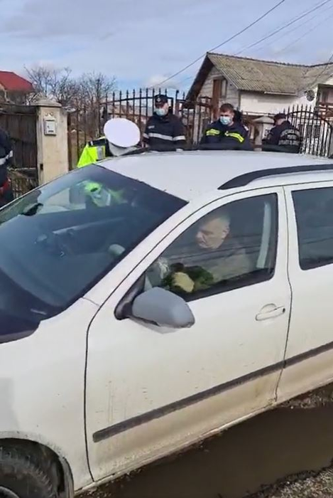 Scene de-a râsu’-plânsu’ în Târgoviște. Un șofer s-a închis 2 ore în mașină, după ce a fost tras pe dreapta de polițiști. Mascații au fost chemați să intervină| VIDEO