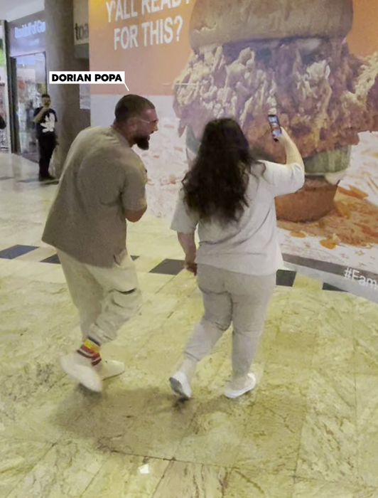 Dorian Popa se uită la filmarea pe care Cori a realizat-o (Foto: CANCAN.RO)