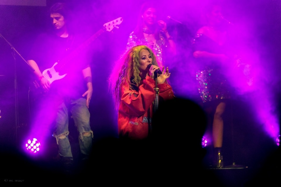 Delia, fotografiată alături de Regina Angliei în Londra. Artista, emoţii în timpul concertului, unde o tânără a fost cerută de soţie