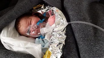 El este bebeluşul din Balș abandonat de mama sa într-o casă părăsită. A fost alăptat doar o dată pe zi