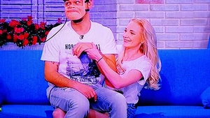 RĂZVAN SIMION, în braţele unei blonde, în direct! Nu e vorba despre LIDIA BUBLE
