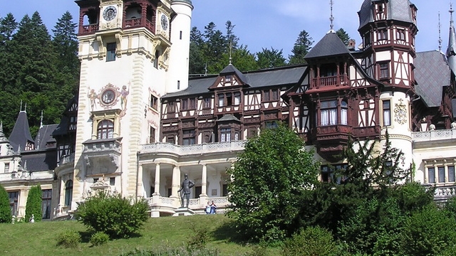 Poti vizita Castelul Peles sau Muzeul Satului si de acasa. Afla ce trebuie sa faci