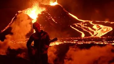 Videoclip inedit! O trupă rock a cântat în fața unui vulcan care erupe. „A fost foarte provocator și a fost dificil de realizat”