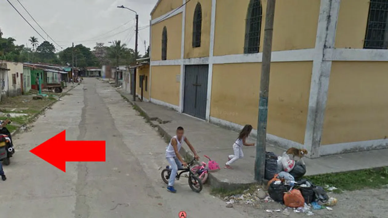Imaginea GOOGLE STREET VIEW care a socat o lume intrega! Cum a reactionat un tanar cand masina i-a trecut prin fata casei