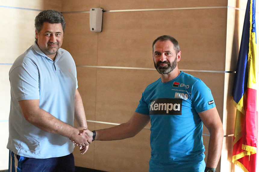 Sandu Iacob (dreapta) alături de Alexandru Dedu, președintele Federației Române de Handbal