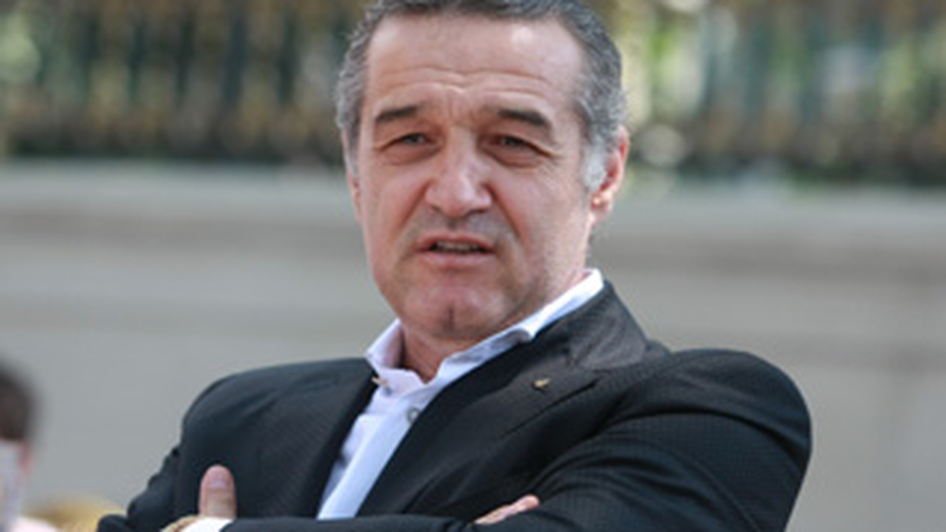 A fost prins unul dintre presupusii hoti ai masinii lui Gigi Becali