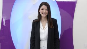 EXCLUSIVITATE. La nici 6 luni de la divorţ, prezentatoarea Observatorului începe o viaţă nouă! BREAKING NEWS. Super-vedeta Antenei şi-a anunţat şefii că demisionează şi… se mărită (a 3-a oară) cu ”Magnatul cosmeticelor”!