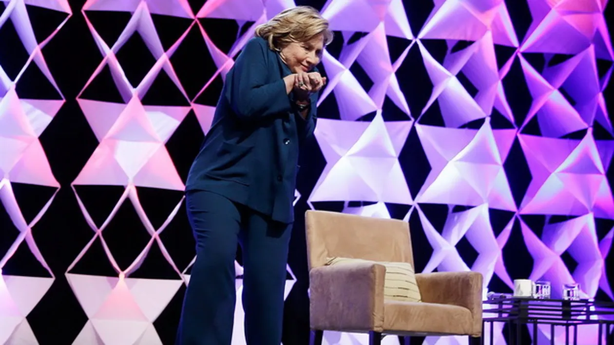 Hilary Clinton a fost ATACATA cu un pantof in timpul unei conferinte de presa! Ce gluma a incercat fostul secretar de Stat