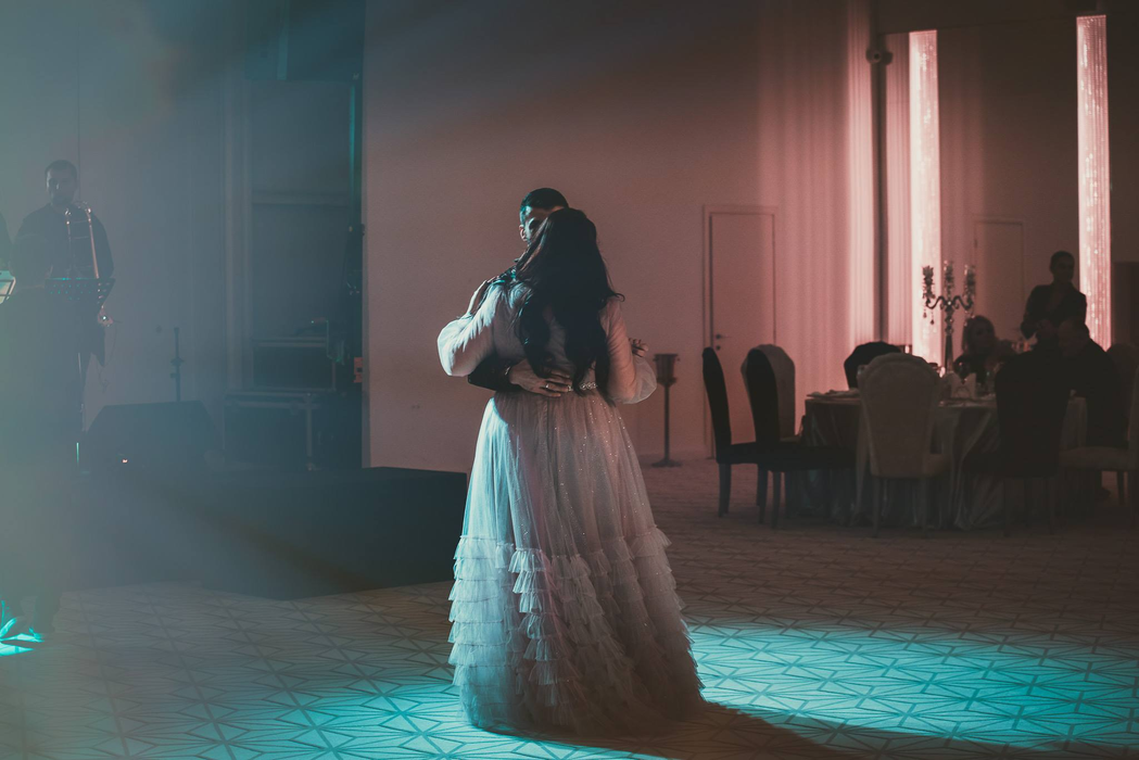 Oana Roman, în brațele unui bărbat celebru! A fost fotografiată în timp ce o pupa