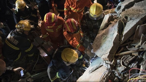 Dramele par să nu se mai termine! 12 morţi în urma prăbuşirii unui hotel | VIDEO