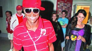 N'Doye a incalcat regulile de circulatie doar pentru a-si duce mai repede partenera acasa. Vezi cum goneste fotbalistul prin oras