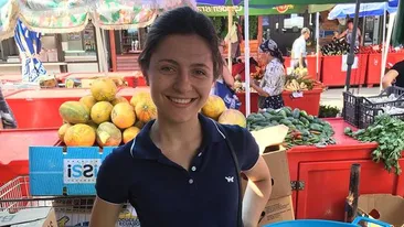 O studentă la Medicină vinde fructe și legume în piață! Lorena vrea să își ajute părinții