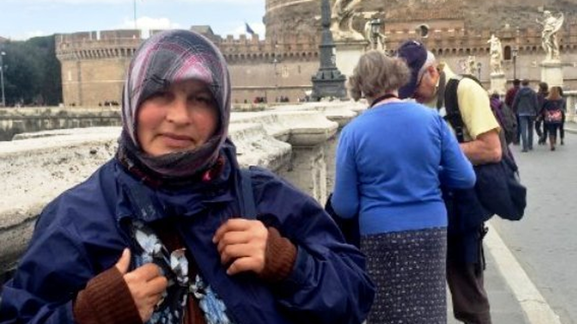 ”Mi-a fost frică”. Bărbaţii care au urinat pe o cerşetoare româncă au fost identificaţi