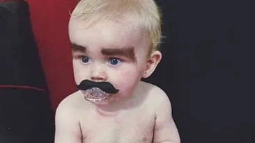 Cea mai noua senzatie a internetului care starneste hohote de ras! Parintii le deseneaza sprancene bebelusilor