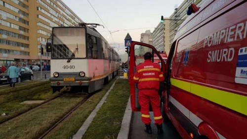 Tânără de 20 de ani, lovită de tramvai în Capitală! A rămas fără un picior în urma accidentului