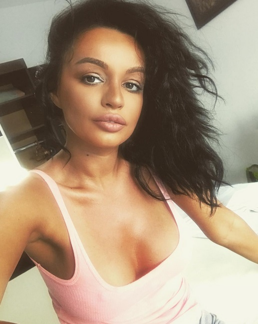 Iubita lui Dorian Popa a renunţat la sutien şi s-a tras în poză! Claudia a pus pe jar imaginaţia bărbaţilor