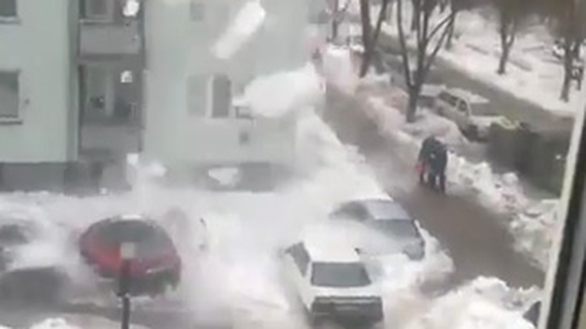 VIDEO Credeai ca un pic de caldura e foarte buna? Uite cum ti se poate transforma masina intr-un harb, din cauza zapezii cazute de pe bloc!