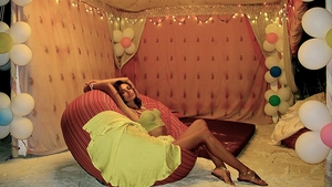 MĂDĂLINA GHENEA, mai sexy decât a fost până acum! Şi-a zăpăcit fanii cu un decolteu ameţitor!