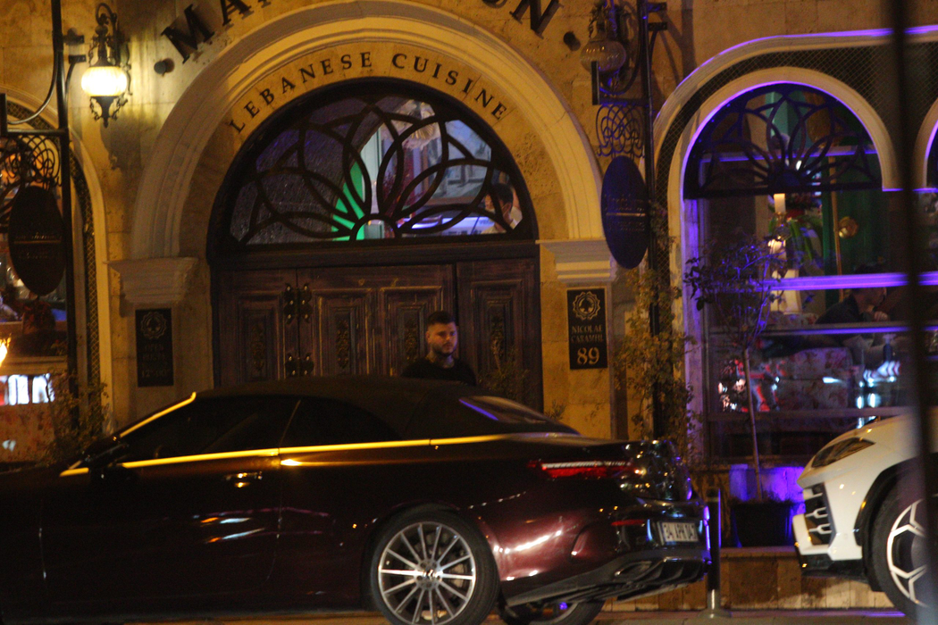 Adiță iese din restaurant
