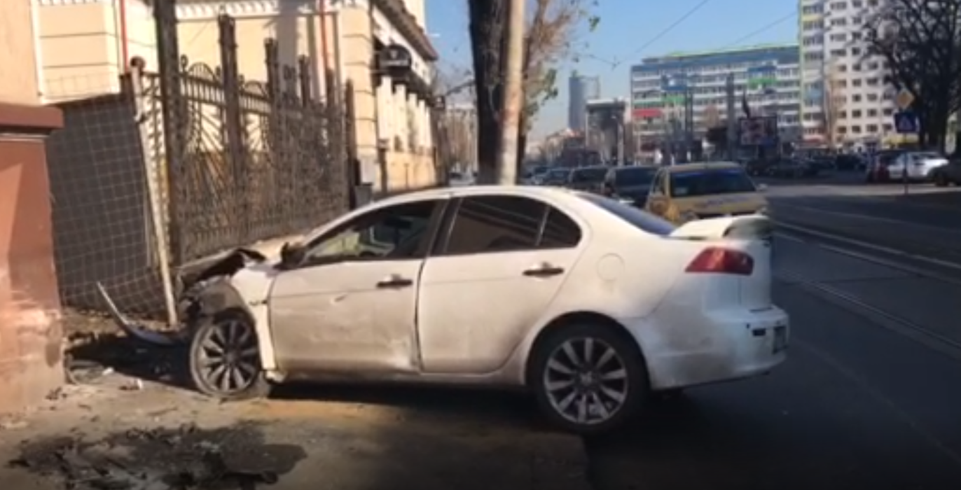 Avem imagini cu accidentul terifiant din Capitală, în noaptea de Revelion! Martorii au rămas şocaţi! Ce s-a întâmplat cu şoferul…