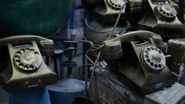 Tu mai ai pe acasă telefon cu disc, de pe vremea lui Nicolae Ceauşescu? De necrezut cu câţi lei se vinde în 2022