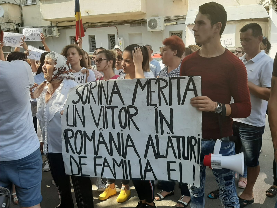 Proteste în Craiova, pentru fetița din Baia de Aramă: „Sorina noi vom lupta, traficanţii nu te ia”