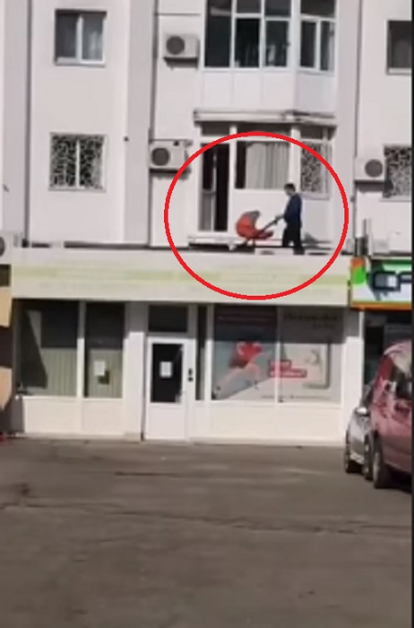 FOTO. Imagini ireale, în Pitești! Ce modalitate inedită a găsit un tătic pentru a-și plimba copilul, în contextul pandemiei de coronavirus